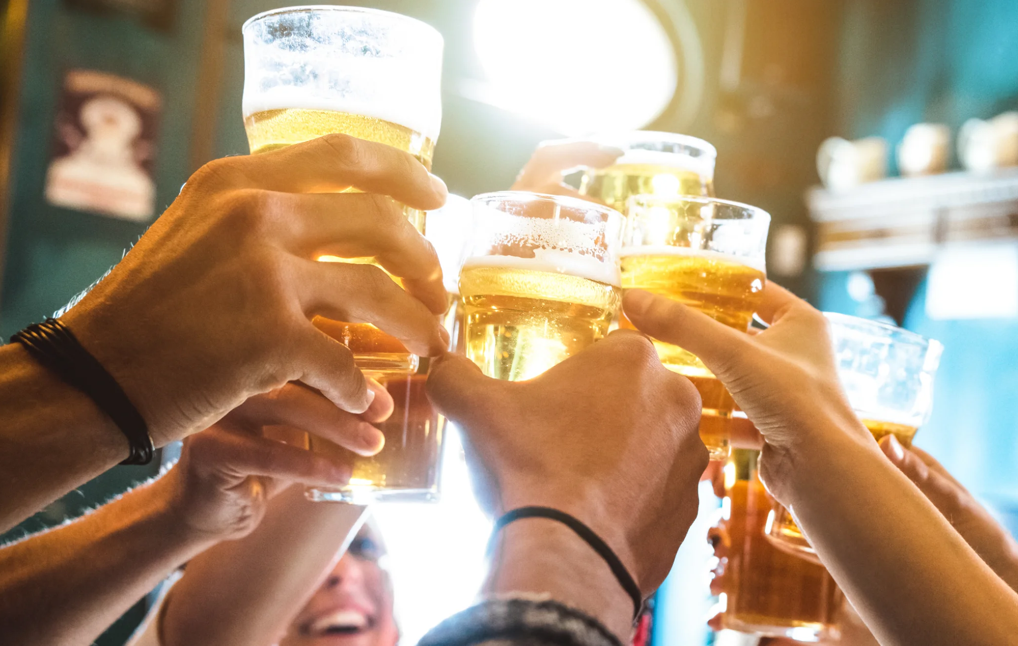 People-cheers-the-brew-tour