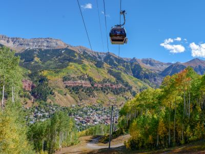 gondola going town toward mountain town