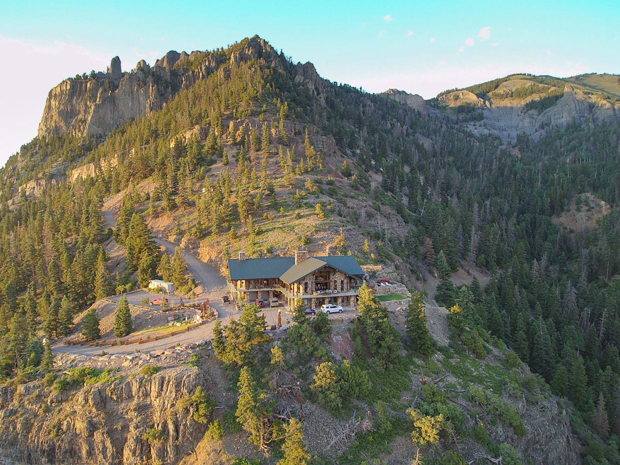 Image of a lodge in a Mountain